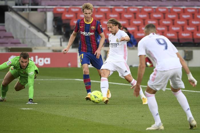 Luka Modric, en la jugada en que convirtió el tercer gol de Real Madrid a Barcelona, en el estadio Camp Nou, en Barcelona. 


 · Foto: Lluis Gene, AFP