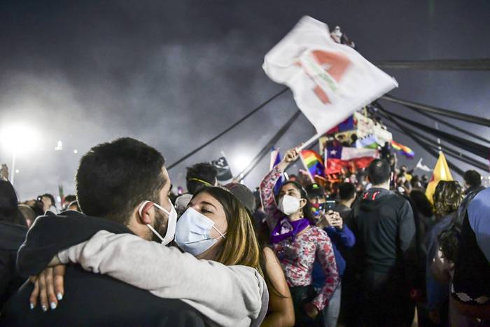 Festejos en la plaza Italia, previo a conocer los resultados oficiales del referéndum, el 25 de octubre, en Santiago. · Foto: Martin Bernetti / AFP