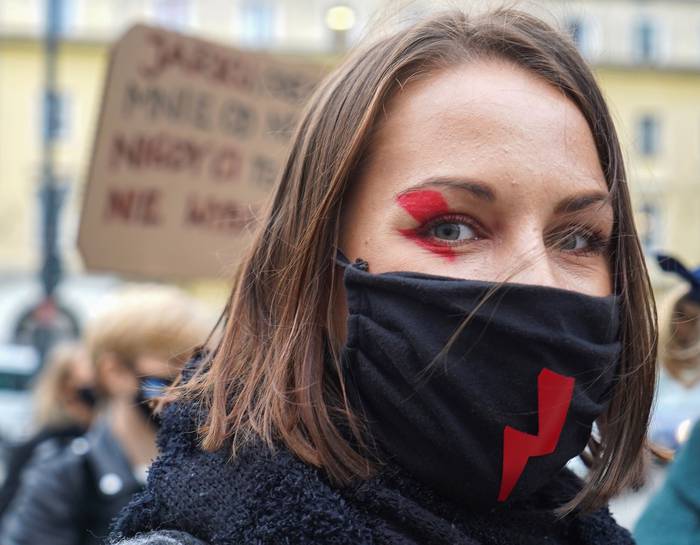 Manifestación contra el endurecimiento de la ley de aborto de Polonia, el miércoles, en Varsovia.
 · Foto: Janek Skarzynski, AFP