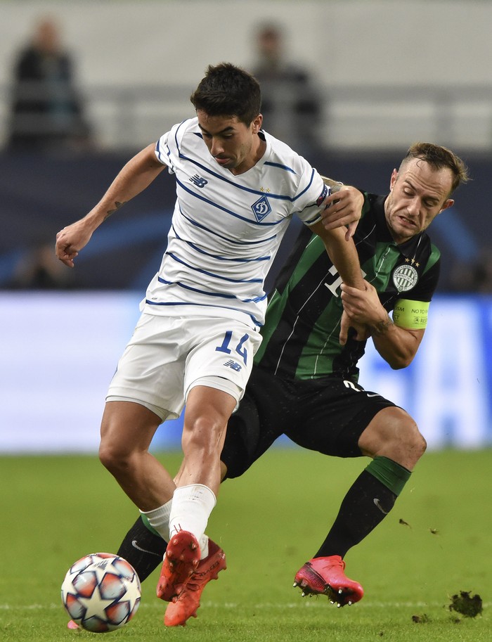 Carlos de Pena, de Dínamo de Kiev, y Gergo Lovrencsics, de Ferencvaros, en el estadio de Ferencvaros, en Budapest. 




 · Foto: Attila Kisbenedek, AFP