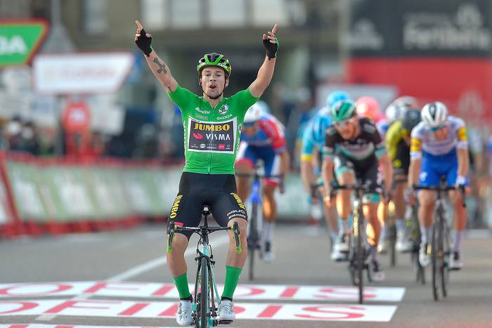 Primoz Roglic, el ciclista esloveno del Team Jumbo, festeja al ganar la décima etapa, desde Castro Urdiales a Suances, el 30 de octubre, en España. · Foto: Ander Gillenea, AFP