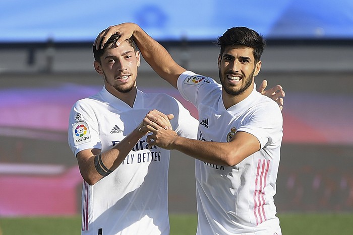 Federico Valverde y Marco Asencio, de Real Madrid, tras el gol de Valverde a Huesca, en el estadio Alfredo Di Stéfano, en Madrid. 



 · Foto: Óscar del Pozo, AFP