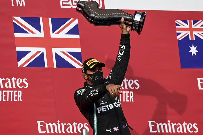 Lewis Hamilton, en el podio del Gran Premio Emila Romagna de Fórmula Uno, en el autódromo Enzo y Dino Ferrari, en Ímola, Italia. pool



 · Foto: Miguel Medina, AFP.