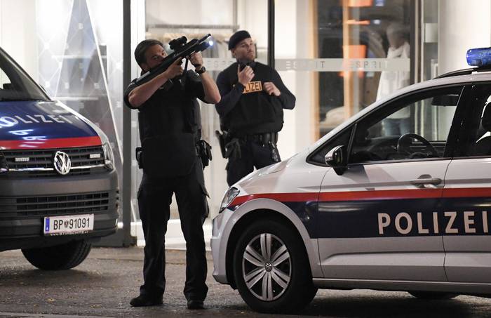 Un policía este 2 de noviembre en Viena. · Foto: Roland Schlager, AFP