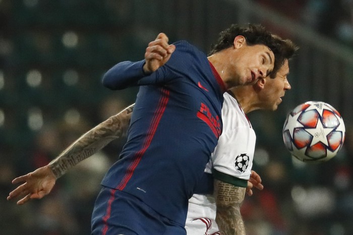 José María Giménez, de Atlético Madrid, y Fedor Smolov, de Locomotiv, durante el partido por UEFA Champions League, en Moscú. 


 · Foto: Yuri Kochetkov, pool, AFP