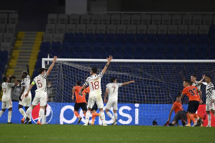 Jugadores del Manchester United, durante el partido ante Basaksehir de Estambul, en el estadio Fatih Terim, del cuadro turco. 

 · Foto: Ozan Kose, AFP