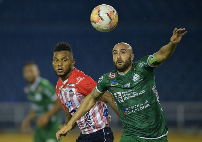 Federico Pérez, de Plaza Colonia y Miguel Angel Borja, de Junior, en Barranquilla, Colombia. · Foto: Raúl Arboleda, AFP