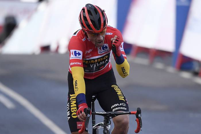 Primoz Roglic, ciclista esloveno del Team Jumbo, el ganador de la Vuelta de España, al llegar a la meta en Alto de La Covatilla. 


 · Foto: Óscar del Pozo, AFP