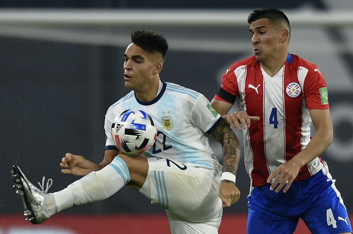 El argentino Lautaro Martínez y el paraguayo Fabián Balbuena en el estadio La Bombonera de Buenos Aires. · Foto: Marcelo Endelli, AFP