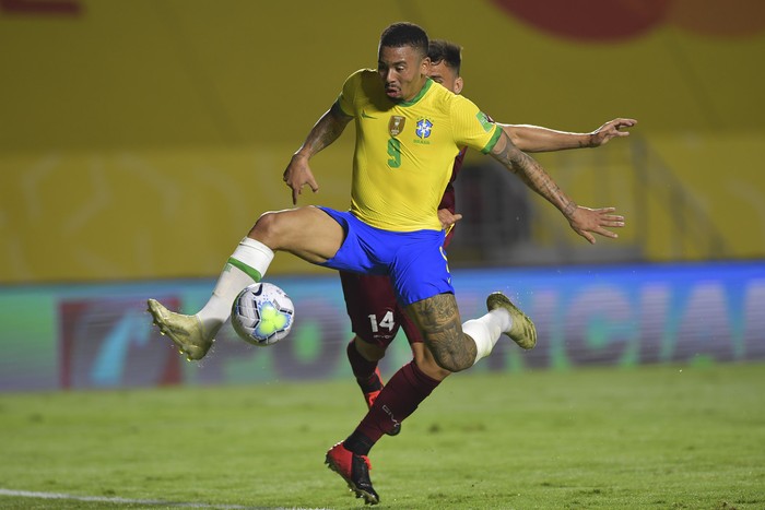 Gabriel Jesús, de Brasil, y Luis Del Pino, de Venezuela, durante el partido de eliminatorias hacia Catar 2022, en el estadio Morumbí, en San Pablo. 


 · Foto: Nelson Almeida, pool, AFP