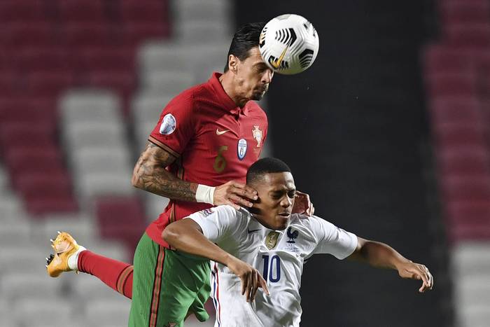 Anthony Martial, de Francia, y José Fonte, de Portugal, durante el partido por la Liga de Naciones de Europa, en el estadio Da Luz, en Lisboa. 


 · Foto: Patricia de Melo, AFP