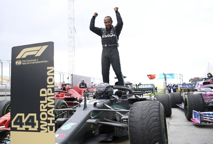 Lewis Hamilton, tras ganar el Gran Premio de Turquía, y lograr su séptimo título de campeón de Fórmula Uno. 


 · Foto: Clive Mason, pool, AFP