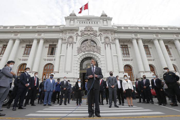 El congresista peruano Francisco Sagasti luego de ser elegido presidente interino de Perú, ayer, en el Congreso de Lima.
 · Foto: Luka Gonzáles, AFP