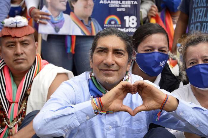 Yaku Pérez, candidato presidencial por el partido indígena Pachakutik, el 3 de febrero, durante el acto de clausura de su campaña, en Quito. · Foto: Rodrigo Buendía, AFP