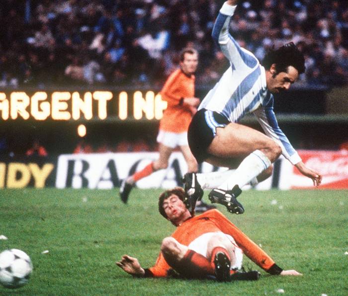 Leopoldo Jacinto Luque, y Erny Brandts, de Holanda, durante la final de la Copa del Mundo 1978, el 25 de junio, en Buenos Aires


 · Foto: Staff, AFP