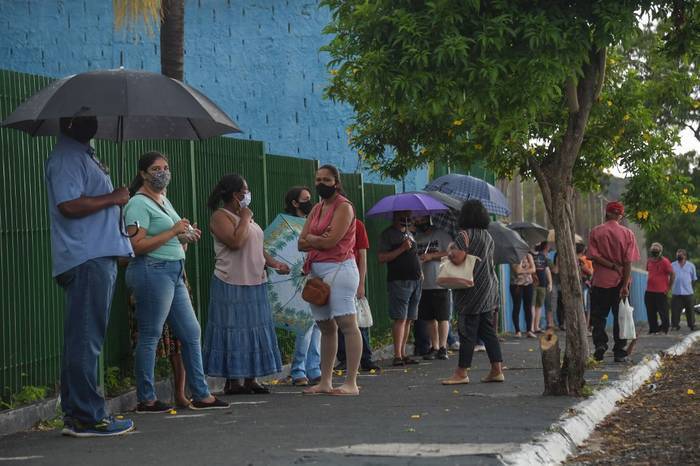 Personas hacen cola para recibir la vacuna Coronavac contra la covid-19 en la localidad de Serrana, en San Pablo.
 · Foto: Nelson Almeida, AFP