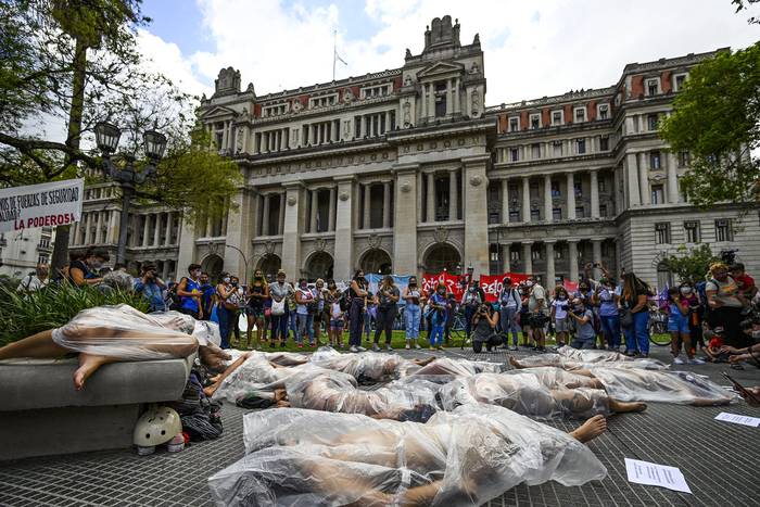 Performance en demanda de justicia para víctimas de feminicidio, este miércoles, frente al Palacio de Justicia, en Buenos Aires. · Foto: Juan Mabromata, AFP