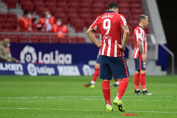 Luis Suárez, de Atlético Madrid, tras el segundo gol de Levante, en el estadio Wanda Metropolitano, en Madrid. 
 · Foto: Javier Soriano, AFP