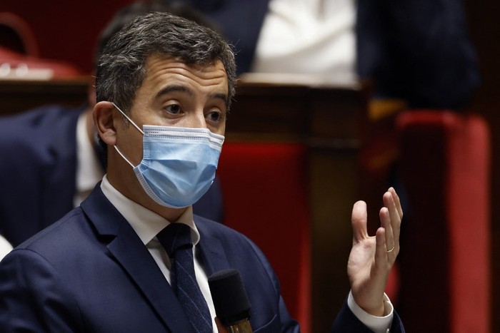 El ministro del Interior francés, Gerald Darmanin, habla durante una sesión de preguntas al Gobierno en la Asamblea Nacional francesa en París el 2 de marzo de 2021. · Foto: Thomas Coex, AFP