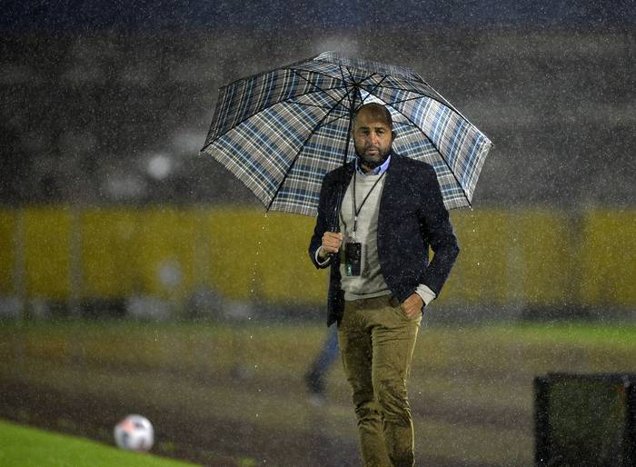 El director técnico de Liverpool, Marcelo Méndez, durante el partido ante Universidad Católica de Ecuador, en el estadio Olímpico Atahualpa.  · Foto: Rodrigo Buendía, AFP