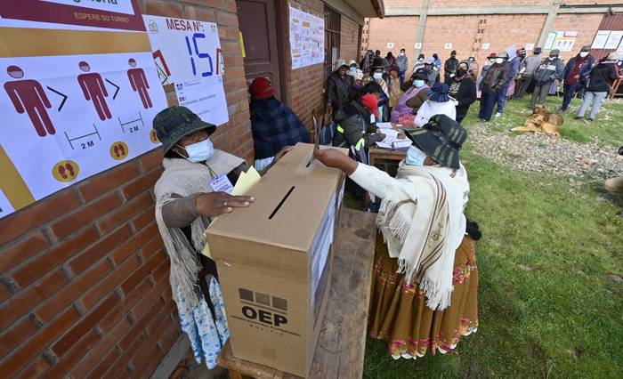 Una mujer indígena emite su voto durante las elecciones regionales, el 7 de marzo de 2021, en Laja, a 30 km al oeste de La Paz, Bolivia. · Foto: Aizar Raldes, AFP