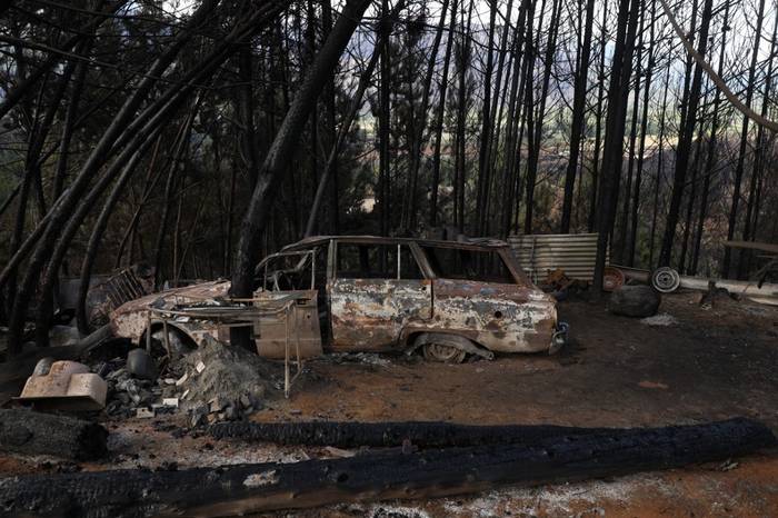 Un coche es visto en la ciudad de Las Golondrinas, en la provincia de Chubut, Argentina, el 11 de marzo de 2021, después de un incendio forestal. Siete personas resultaron heridas y otras 12 desaparecieron el miércoles a causa de los incendios forestales que asolaron la Patagonia argentina. · Foto: Francisco Ramos, AFP