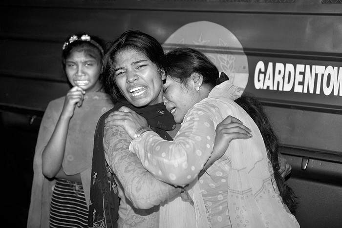 Mujeres paquistaníes lloran la muerte de familiares después de una explosión, ayer, en Lahore, Pakistán. Foto: Arif Ali, Afp