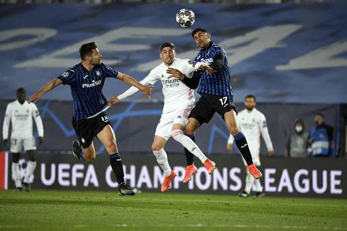 
Berat Djimsiti, de Atalanta, Federico Valverde, de Real Madrid, y Cristian Romero, de Atalanta, en el estadio Alfredo di Steffano, en Valdebebas. · Foto: Pierre-Philippe Marcou, AFP