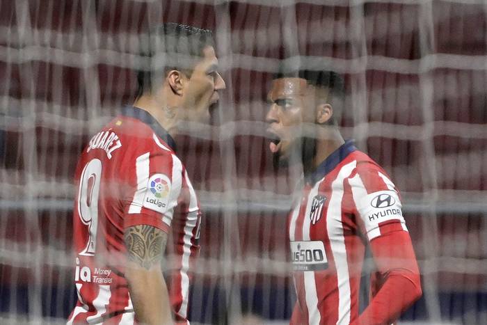 Luis Suárez, y Thomas Lemar, de Atlético Madrid, tras el gol de Suárez a Alavés, en el estadio Wanda Metropolitano, en Madrid. 




 · Foto: Javier Soriano, AFP