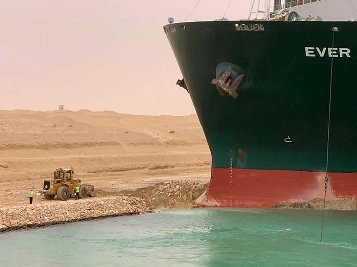 Una imagen difundida por la Autoridad del Canal de Suez el 24 de marzo de 2021 muestra una parte del MV Ever Given (Evergreen), encallado lateralmente e impidiendo todo el tráfico a través de la vía navegable del Canal de Suez en Egipto. · Foto: Canal de Suez / AFP