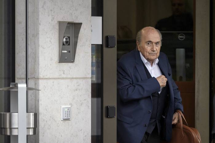 El ex presidente de la FIFA, Sepp Blatter, a la salida del edificio de la Fiscalía General de Suiza, luego de una audiencia. (archivo, setiembre de 2020)



 · Foto: Fabrice Coffrine, AFP