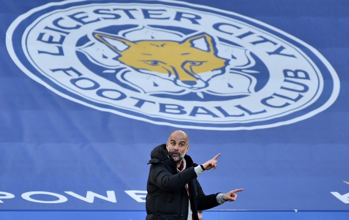 El entrenador español del Manchester City, Pep Guardiola, gesticula desde la banda durante el partido de fútbol de la Premier League inglesa entre el Leicester City y el Manchester City en el King Power Stadium de Leicester. · Foto: Rui Vieira / Pool / AFP