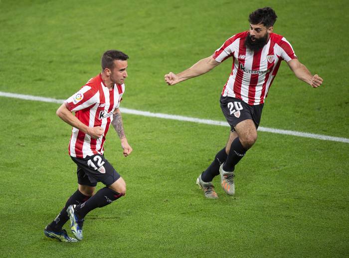 Alejandro Berenguer y Asier Villalibre, de Athletic de Bilbao, tras el primer gol a Atlético Madrid, en el estadio San Mamés, en Bilbao.



 · Foto: Ander Gillenea, AFP