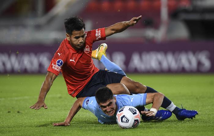 Sergio Barreto, de Independiente, y Gustavo Del Prete, durante el partido por Copa Sudamericana, en el estadio Libertadores de América en Buenos Aires. 




 · Foto: Ronaldo Schemidt, AFP