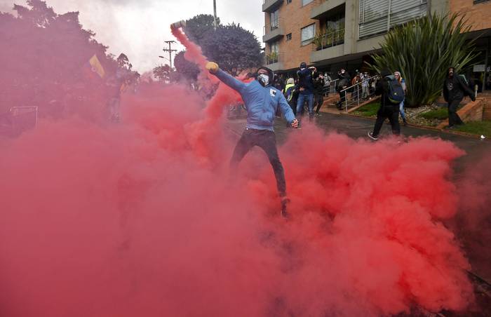 Manifestantes en Bogotá, contra la reforma fiscal que propone el presidente colombiano Iván Duque. 


 · Foto: Juan Barreto, AFP