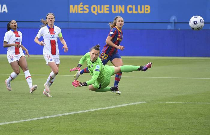 Lieke Martens, de Barcelona convierte el primer gol de Barcelona a París Saint Germain, durante la semi final de la UEFA Champions League, en el estadio Johan Cruyff, en Sant Joan Desni, en Barcelona.

 · Foto: Lluis Gene, AFP