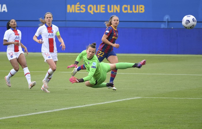 Lieke Martens, de Barcelona convierte el primer gol de Barcelona a París Saint Germain, durante la semi final de la UEFA Champions League, en el estadio Johan Cruyff, en Sant Joan Desni, en Barcelona. 


 · Foto: Lluis Gene, AFP