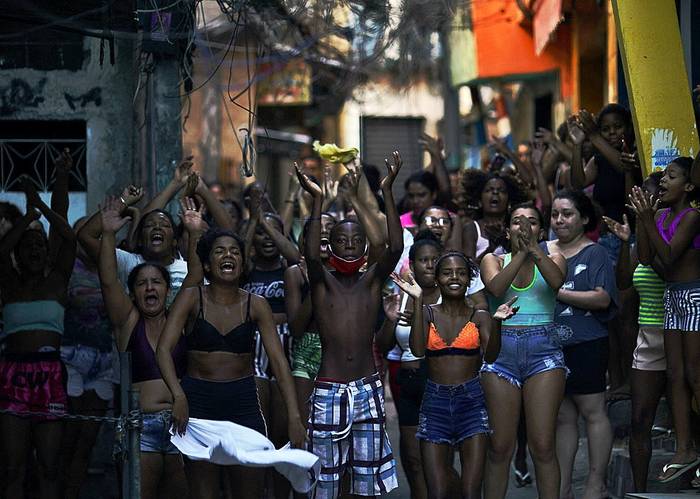 Residentes protestan después de una operación policial contra presuntos narcotraficantes en la favela de Jacarezinho en el estado de Río de Janeiro, Brasil, el 06 de mayo de 2021. · Foto: Mauro Pimentel, AFP