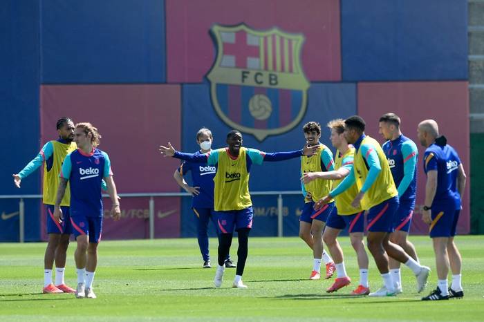 El delantero francés del Barcelona Ousmane Dembele (C) sonríe en la sesión de entrenamiento en las instalaciones de la Ciudad Deportiva Joan Gamper en Sant Joan Despi el 7 de mayo de 2021 antes de su partido de fútbol de la liga española contra el Atlético de Madrid. · Foto: Josep Lago, AFP
