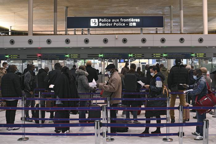Pasajeros en la cola de inmigración en el aeropuerto internacional Roissy Charles-de-Gaulle, en París, Francia. (archivo, febrero de 2021)


 · Foto: Christophe Archambault, AFP