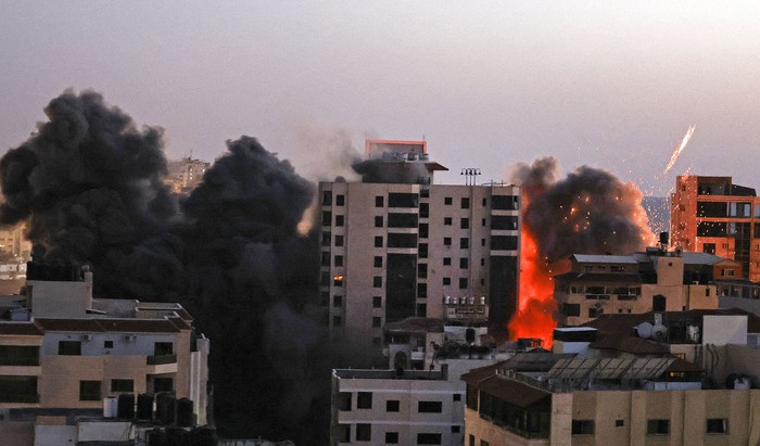 Ataque aéreo israelí contra el complejo de Hanadi en la ciudad de Gaza, este martes. · Foto: Mahmud Hams, AFP