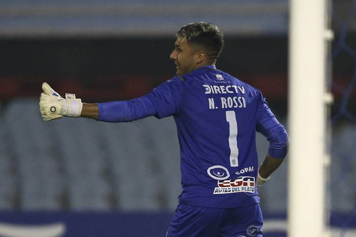 Jonathan Rossi, arquero de Rentistas, durante el partido ante San Pablo, en el estadio Centenario.


 · Foto: Ernesto Ryan