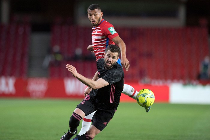 Luis Suárez, del Granada, y Nacho Fernández del Real Madrid, este jueves, en el estadio Nuevo Los Carmenes de Granada · Foto: Jorge Guerrero / AFP