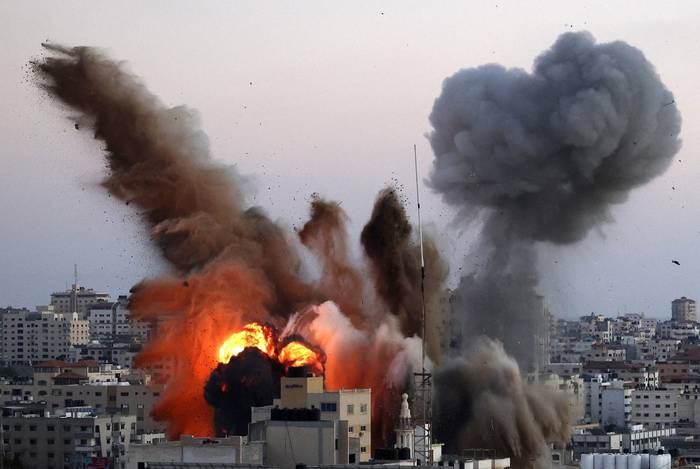 El 14 de mayo de 2021, un ataque aéreo israelí sobre la ciudad de Gaza tuvo como objetivo el complejo de Ansar, vinculado al movimiento Hamás, en la Franja de Gaza; el número de muertos en el enclave en el cuarto día de conflicto ascendió a más de 100. · Foto: Mahmud Hams, AFP