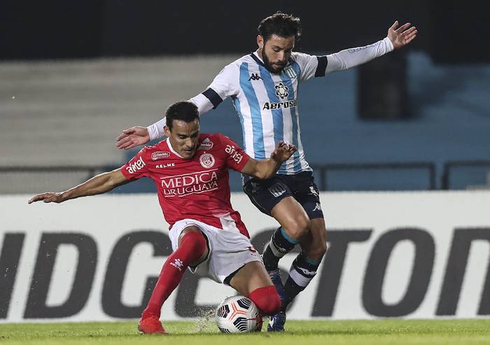 Esteban González, de Rentistas, y Eugenio Mena, de Racing, durante el partido por Copa Libertadores, en el estadio Juan Domingo Perón, en Avellaneda, Buenos Aires.


 · Foto: Agustín Marcarian, pool, AFP