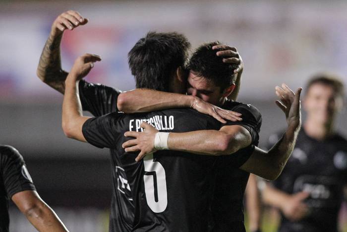 Franco Pizzichillo, y Gustavo Del Prete, de Montevideo City Torque, tras el gol de Pizzichillo ante Bahía, en el estadio Roberto Santos, en el estadio Roberto Santos, en Salvador de Bahía. 

 · Foto: Arisson Marinho, AFP