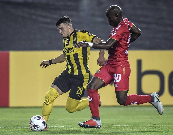 Giovanni González, de Peñarol, y Jeickson Reyes, de Sport Huancayo, en el estadio Monumental, en Lima. 


 · Foto: Ernesto Benavides, AFP