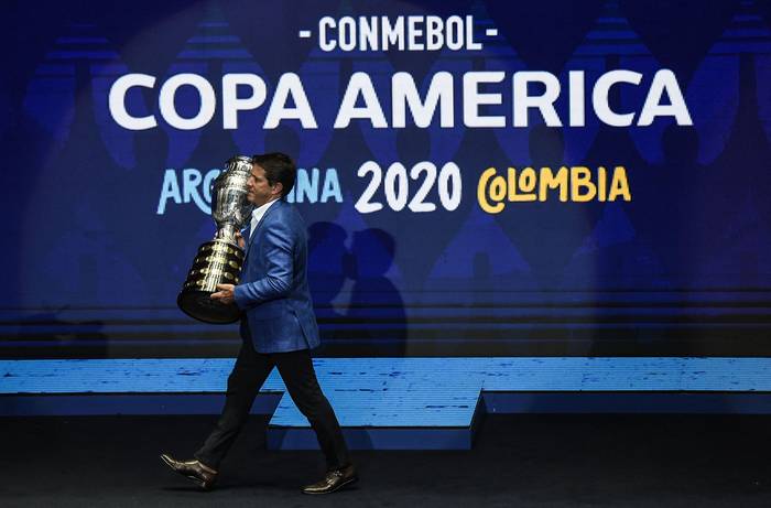 Juninho Paulista, presenta el trofeo de la Copa América, el sorteo del torneo de fútbol para la Copa América 2020, en el Centro de Convenciones de Cartagena, Colombia (archivo, diciembre de 2020). · Foto: Juan Barreto, AFP