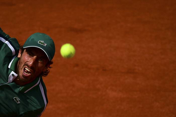 Pablo Cuevas, durante su partido ante Novak Djokovic en Roland Garrós. · Foto: Martin Bureau, AFP