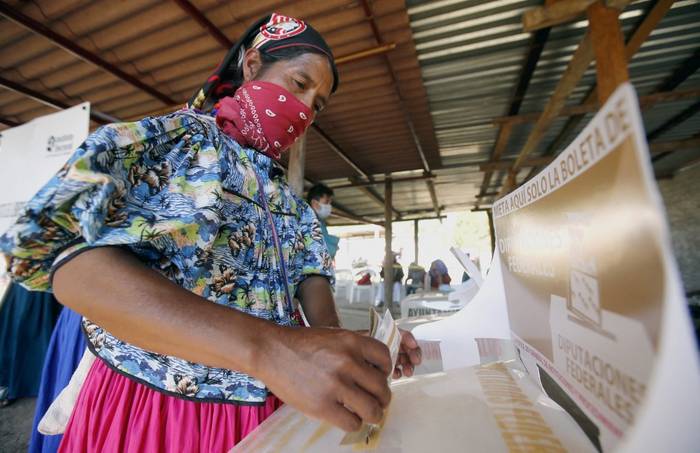 Una mujer indígena wixarika emite su voto en una casilla electoral durante las elecciones intermedias en la comunidad de Mezquitic, estado de Jalisco, México, el 6 de junio de 2021. · Foto: Ulises Ruiz, AE, AFP
